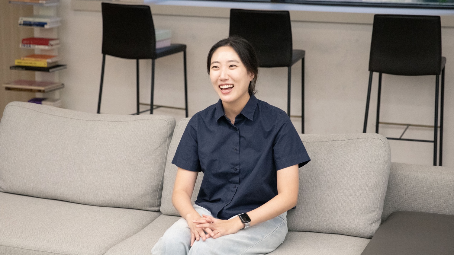 허윤정 그룹장이 활짝 웃으며 이야기하고 있다